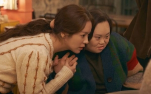 Kembaran Han Ji Min Melukis Sendiri di 'Our Blues', Hasilnya Gak Ada yang Gagal