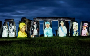Keren! Ratu Elizabeth II 'Nyalakan' Stonehenge Jelang Perayaan Platinum Jubilee