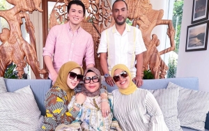 Syahrini Pamer Potret Keluarga, Posisi Tangan Reino Barack di Perut Adik Ipar Ramai Jadi Gunjingan