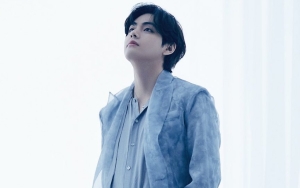 V BTS Pulang dari Amerika Sendirian, Aksinya Saat Masuk Mobil Curi Perhatian