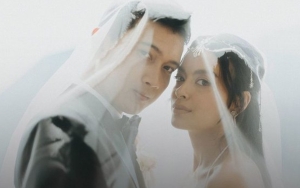 First Kiss Eva Celia dan Demas Narawangsa di Altar Pernikahan Banjir Tangis Keluarga