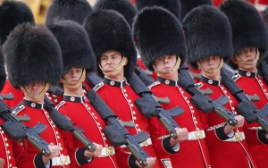 Lima Tentara Kolaps di Depan Katedral Santo Paulus Saat Platinum Jubilee Ratu Elizabeth II