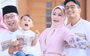 Digendong Ridwan Kamil, Baby Arkana Elus dan Cium Foto Eril Sang Kakak Momennya Menyayat Hati