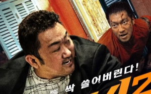Ma Dong Seok dan Seon Seok Gu Dilempar Barang oleh Penonton Stage Greeting 'The Roundup' 