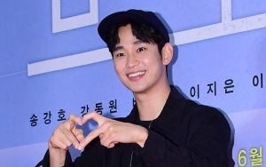 Kim Soo Hyun Diteriaki Fans Cowok di Premiere Film IU, Langsung Balas Begini