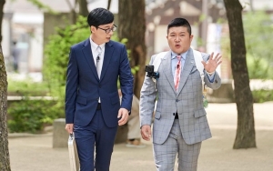 Media Rilis Potret Yoo Jae Seok dan Jo Se Ho Melayat Ke Rumah Duka Song Hae