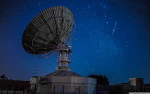 Astronom Dibuat Bingung dengan Gelombang Radio Misterius yang Kuat di Luar Angkasa