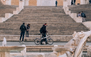 Situs Warisan Dunia Spanish Steps di Roma Rusak Gegara Turis Lempar Skuter