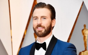 Chris Evans Undang 2 Fans Hadiri Premiere 'The Gray Man', Bisa Jalan Bareng di Red Carpet!
