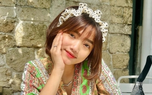 Fuji Pamer Rambut Cepol Imut Bak Umbrella Girl, Foto OOTD Nonton Formula E Banjir Pujian