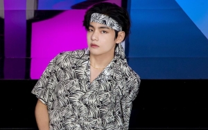 Gaya V BTS Rekaman 'Music Bank' Persis Pria Kantoran, Cara Pakai Sepatu Bikin Salfok