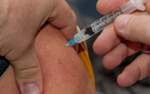 Vaksinasi COVID-19 Lengkap Jadi 3 Dosis? Ini Kata Menkes