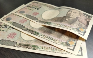Jepang Khawatir Usai Yen Jatuh ke Level Terendah Terhadap Dolar AS dalam Lebih dari 20 Tahun