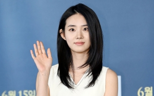 Debut Akting, Shin Shi A Beber Jasa Sutradara 'The Witch: Part 2. The Other One' di Lokasi Syuting