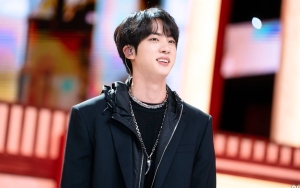 Seger Banget, Visual Jin BTS Pakai Baju Pelaut di 'Inkigayo' Bikin Speechless