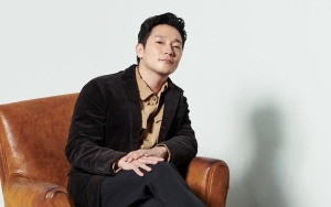 Hadiah Pemberian Son Suk Ku Bikin Editor Cowok Majalah Fashion 'Terjebak'
