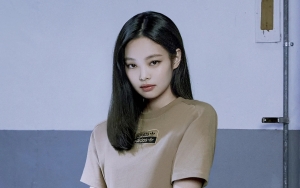Jennie BLACKPINK Pamer Pinggang Mungil Bagai Hasil Photoshop