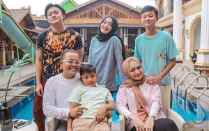 'Perang Dingin' Dengan Putri Delina, 10 Momen Akur Nathalie Holscher Bareng Anak Sambung