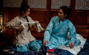 Jung So Min Terima Lee Jae Wook Sebagai Murid, Pelukan Hangat di 'Alchemy of Souls' Picu Tanda Tanya