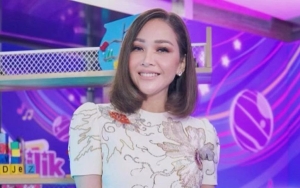 'Disalahkan' Atas Kisruh Putri Delina-Nathalie, Maia Estianty 'Cuek' Pilih Bermesraan dengan Suami
