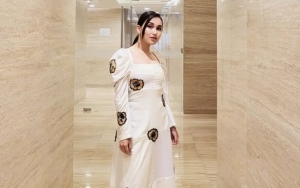 Ayu Ting Ting Pakai Dress Kutungan Dengan Belahan Sampai Paha Sepulang Dari Umrah, Kena Nyinyir?