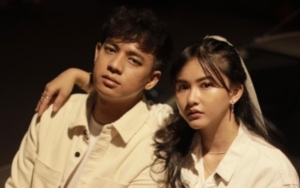 Unik Banget, Adinda Azani Pakai Kostum Denim dan Sneakers di Resepsi Pernikahan