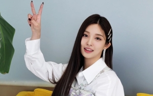 7 Pesona Imut Lee Si Woo Kenakan Rok Mini, Curi Fokus Perankan Anne Kim di 'Money Heist: Korea'