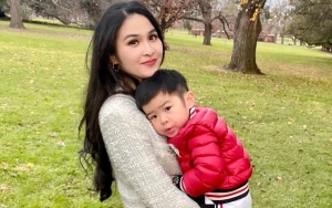 Bukan Pilih Kasih, Sandra Dewi Ungkap Alasan Lebih Sering Gendong Mikhael Ketimbang Raphael