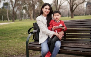 Sandra Dewi Jalan-Jalan Bareng Keluarga, Kaki Putra Bungsunya Jadi Sorotan