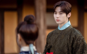 Perilaku Narsis Hwang Minhyun Dibocorkan Para Pemain 'Alchemy of Souls'