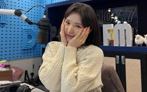 Wendy Red Velvet Beri Hadiah Ini untuk Fans dan Reporter Saat Rayakan Setahun Jadi DJ Radio