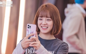 Tampil Cantik & Menyegarkan, Kim Sejeong Justru Kesulitan Atur Rambut Pendeknya di 'Today's Webtoon'