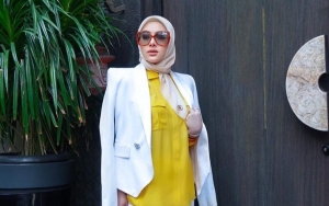 Style Jadul Syahrini Jadi Gunjingan Lagi, Mukena Dipakai Hangout Sedang Busana Jalan Dibuat Salat