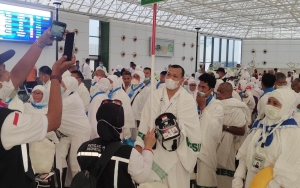 Jokowi Minta Semua Jemaah Haji yang Baru Pulang Divaksin Booster Sebelum Dijemput Keluarga