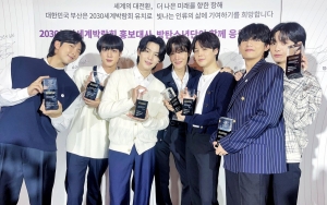 Bikin Geram, Para Politisi dan Pejabat Pelintir Tangan Member BTS Saat Beri Plakat Duta World EXPO