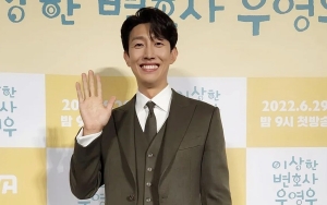 Kang Ki Young Rela Memohon di Kaki Penulis Demi 'Extraordinary Attorney Woo'