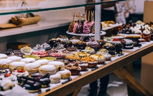 Mulut Wanita di Singapura Berdarah Gigit Pecahan Kaca Saat Makan Donat Merek Terkenal