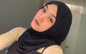 Putri Delina Ternyata Hadir di Gala Premiere Film Fuji, Dandanannya Rock Abis!