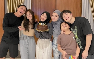 Putri Delina Mesra Hingga Digendong Pacar Depan Keluarga, Ekspresi Ganjal Iky Disorot