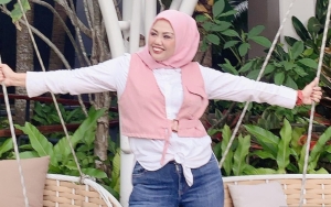 Penampilan Ely Sugigi Ikut Citayam Fashion Week Dipuji Habis-Habisan, Aksi Bawa Termos Disorot