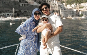 Kocak! Atta Halilintar Kicep Saat Aurel Hermansyah Tempelkan Stiker Ameena di Vespa Kesayangan