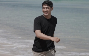 IDSA 2022: Arya Saloka Tampil Fresh dengan Rambut Panjang dan Pamer Jidat di Red Carpet