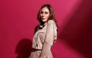 Bikin Geger, Wulan Guritno Nyaris Tak Tutupi Punggung dengan Kain Hingga Kulit Mulus Terpampang