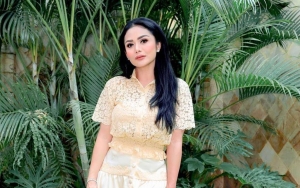 Demi Fans, Krisdayanti Sampai Perlakukan Ajudan Begini Justru Tuai Decak Kagum