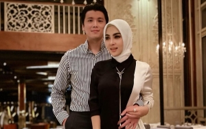 Bukan Cuma Buket Bunga, Syahrini Akhirnya Tunjukkan Kado Mewah dari Reino Barack