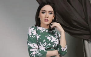 Cita Citata Bagikan Foto Tengah Memakai Hijab Saat Rekaman, Penampilannya Banjir Pujian