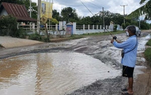 Seorang Pria di Thailand Mancing di Tengah Jalan, Alasan Menyedihkan Terungkap