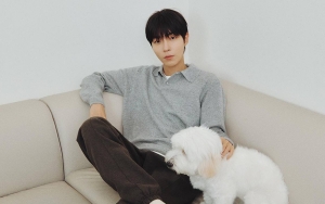 'Gagal' Bersikap Gentleman, Ekspresi Hwang In Yeop Pinggang Dirangkul Fans Gemas Banget!
