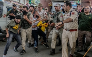 Polisi di India Bubarkan dan Tangkap Umat Muslim Kashmir yang Ikuti Prosesi Bulan Muharam