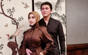Bak Kembali Ke Masa Pre-Wedding, Syahrini Tampil Putih-Putih Mesra Bareng Sang Suami